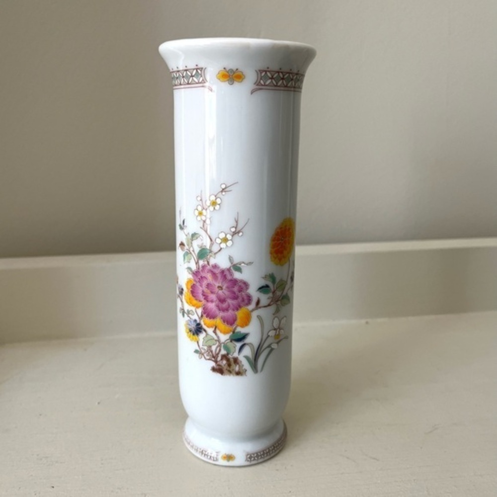 Trina Floral White Porcelain Vase Made in Japan - Picture 1 of 15